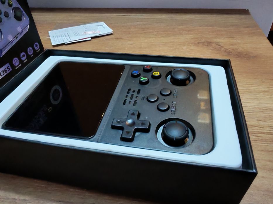 Consolă R36S, versiunea de 128 GB, culoare neagră.