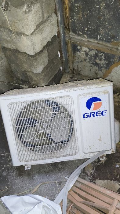 GREE brendli konditsionerning tashqi bloki sotiladi.
Holati: ishlatilg