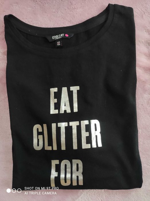 Тениски с надпис и блестящи елементи