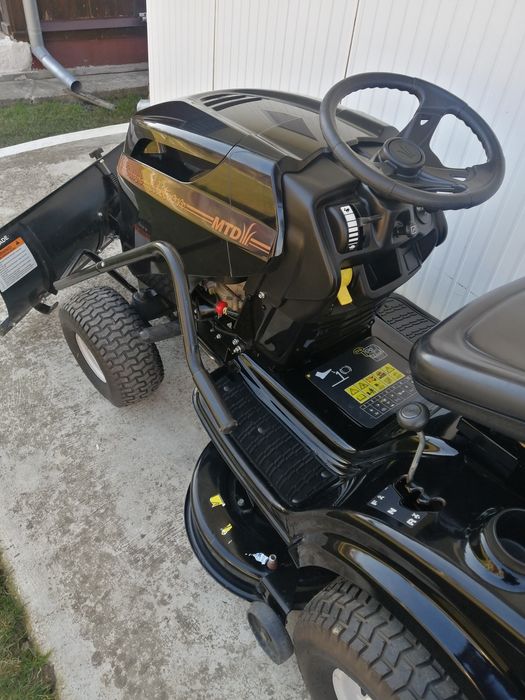 Tractoras gazon mtd black edition.