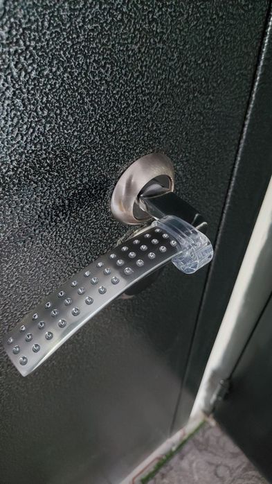 Ограничитель на ручку двери