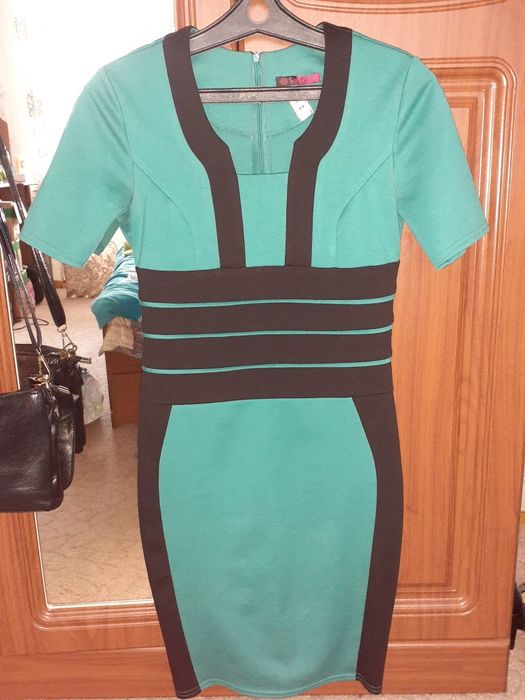 Платья (листайте фотографии)