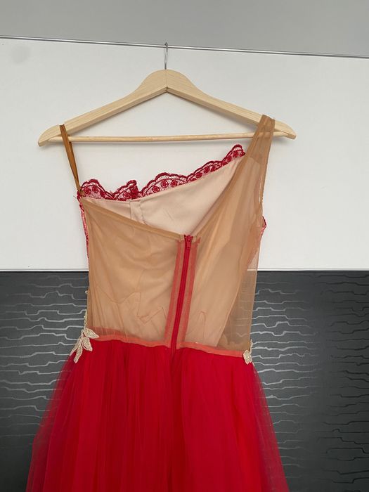 Rochie eleganta rosie de seara, de nunta cu dantela, pe un umar