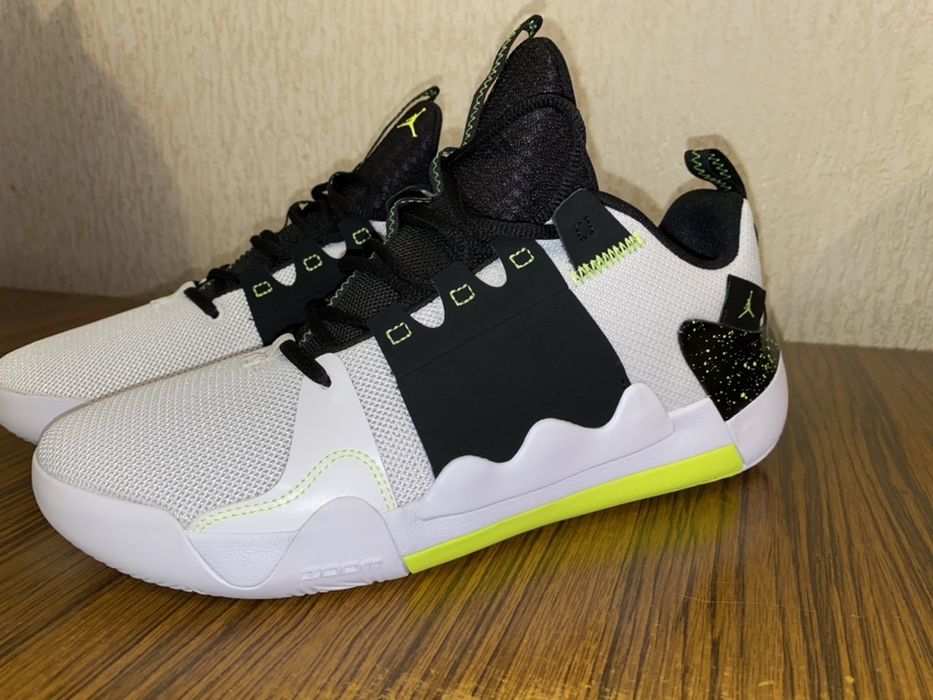 JORDAN ZOOM Zero Gravity Black White Volt