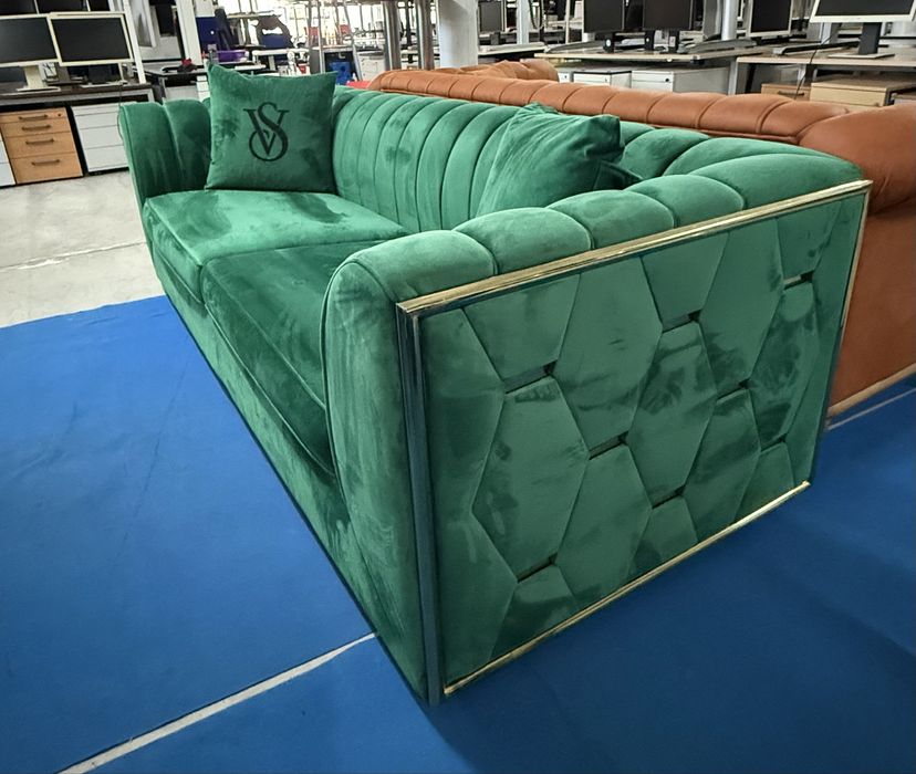 Италиански ликсозен и модерен диван триместен с фотьойл зелено кадифе