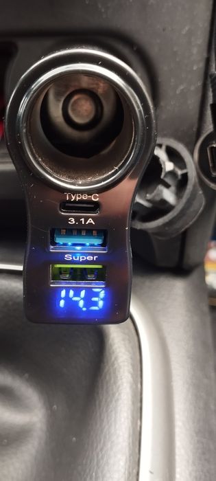 Încărcător / adaptor auto