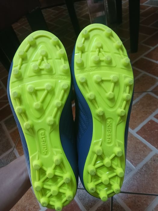 Vând ghete de fotbal kipsta în stare impecabilă.