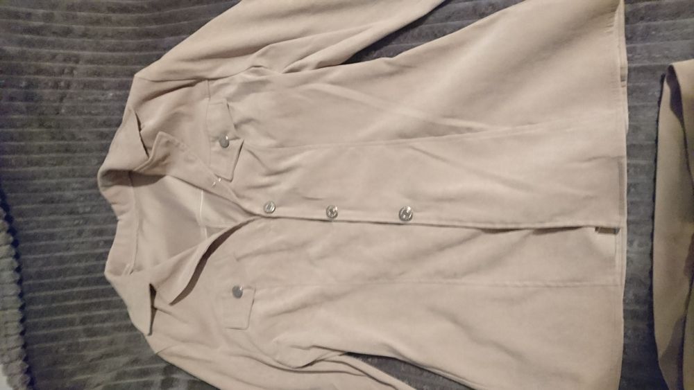 Продавам дамски костюм