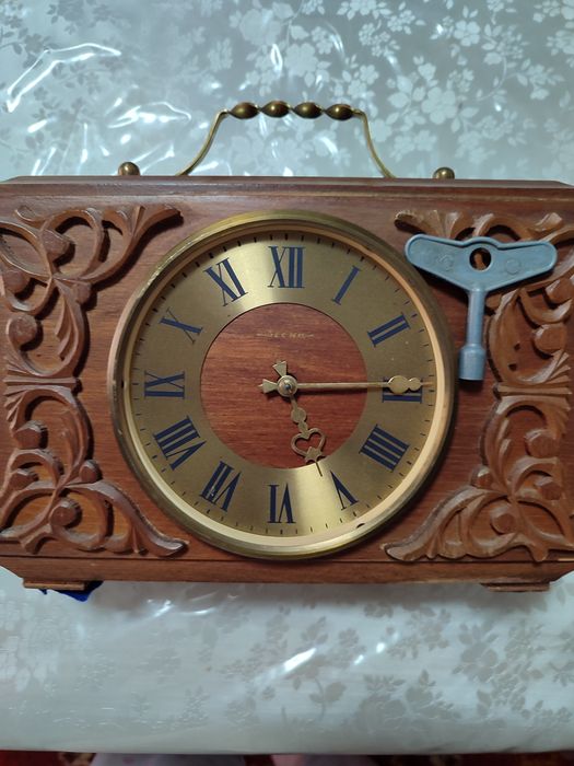 Часы мебельные красивые