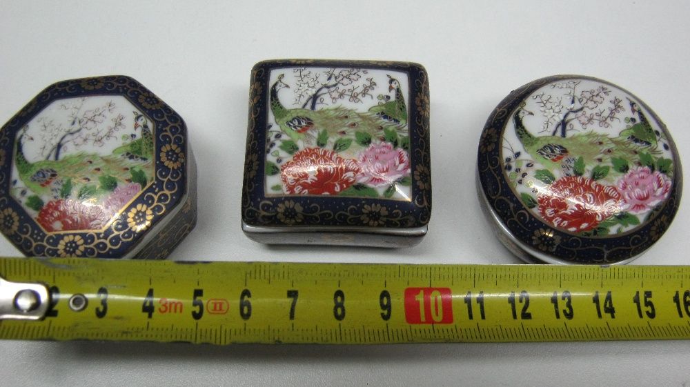 Lot, 3 casete mici,portelan China,cu capace.