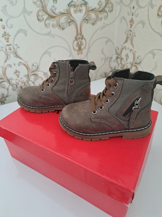 Продам детские ботинки на весну