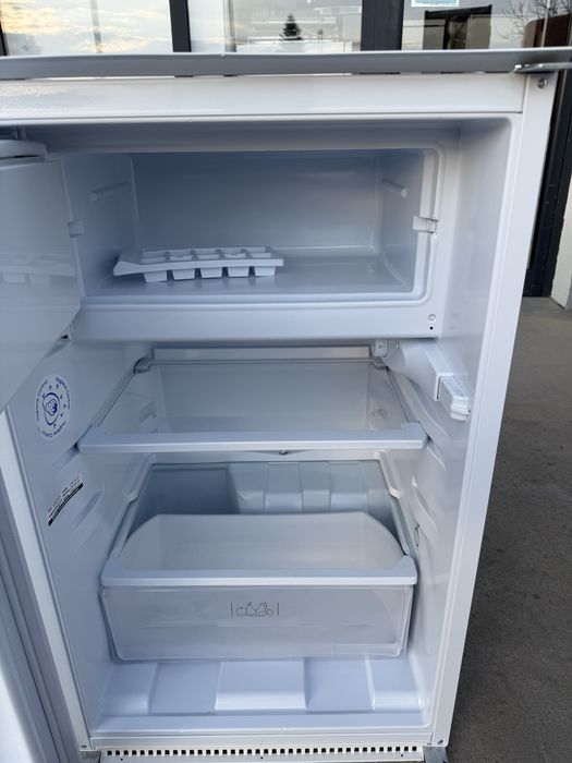 Малък хладилник с камера HotPoint Ariston