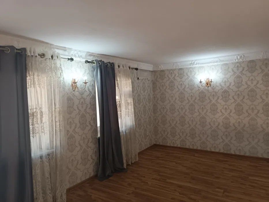 Продается дом на 6 соток земли. Уч кахрамон.