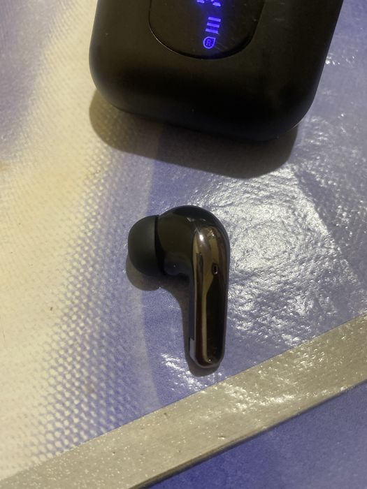 Vand căsti prin Bluetooth