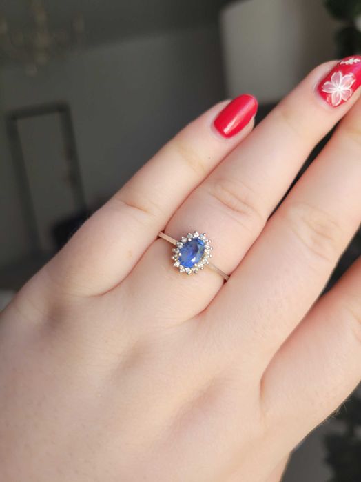 Inel de logodna cu safir si diamante, din aur alb