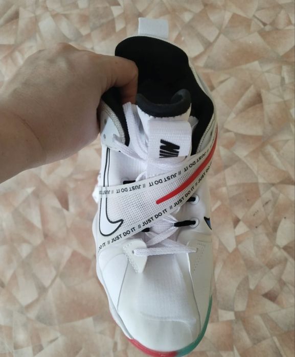 спортивные кроссовки