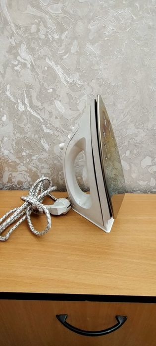 УТЮГ BLISS белый ,красивый