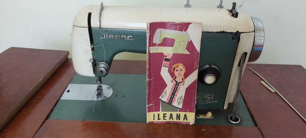 Mașina de cusut Ileana și aparat foto Smena 8M