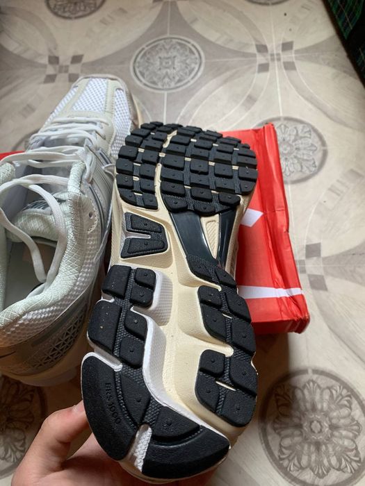 Кроссовки Nike Vomero 5