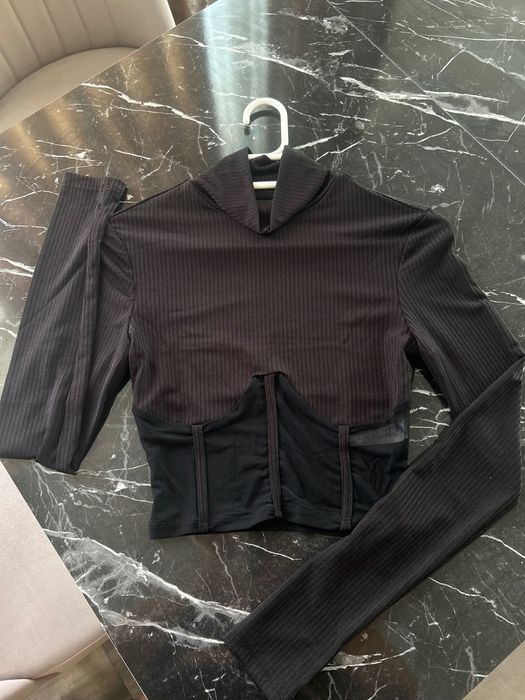 Черен топ с корсетна визия и поло