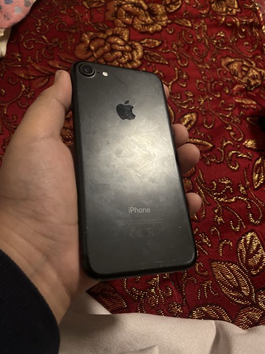 IPhone 7 black.