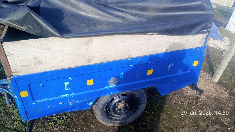 Remorcuta veche pe foi de arc