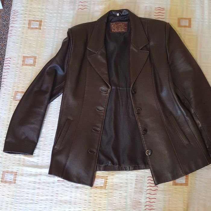 Vând haină de damă din piele naturală maro, românească, NEPURTATĂ