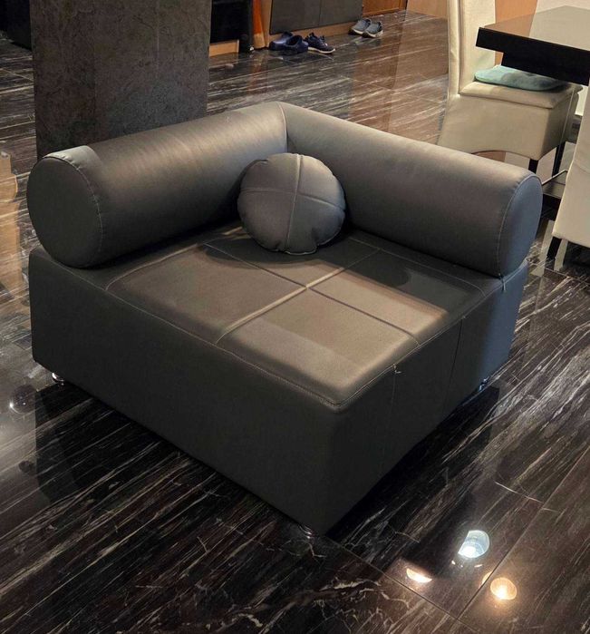 Два фотьойла и кръгла възглавница