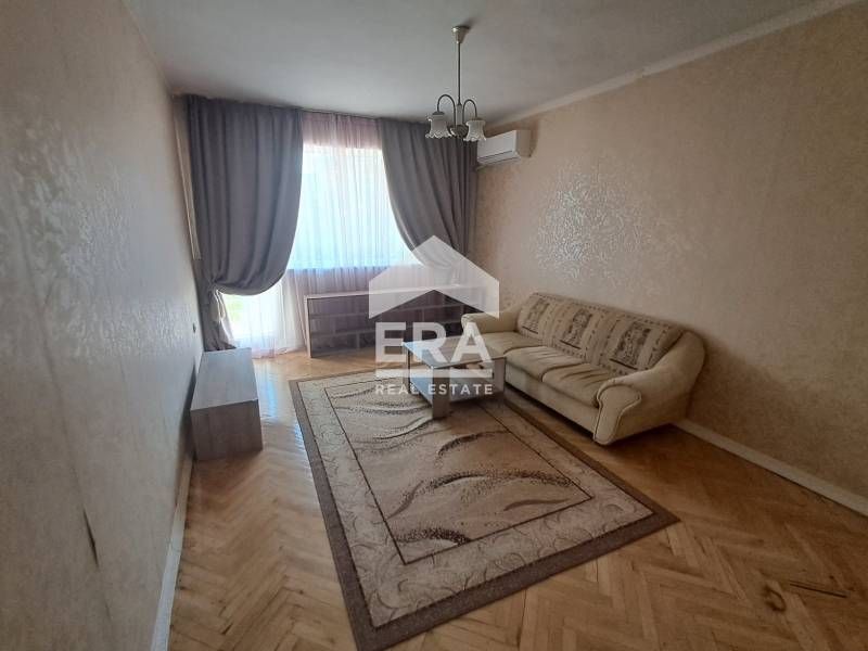 Четиристаен обзаведен апартамент под наем, в тухлена сграда, в непосре