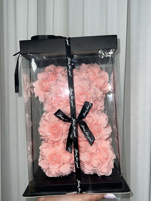 Ursuleț realizat din trandafiri din spuma