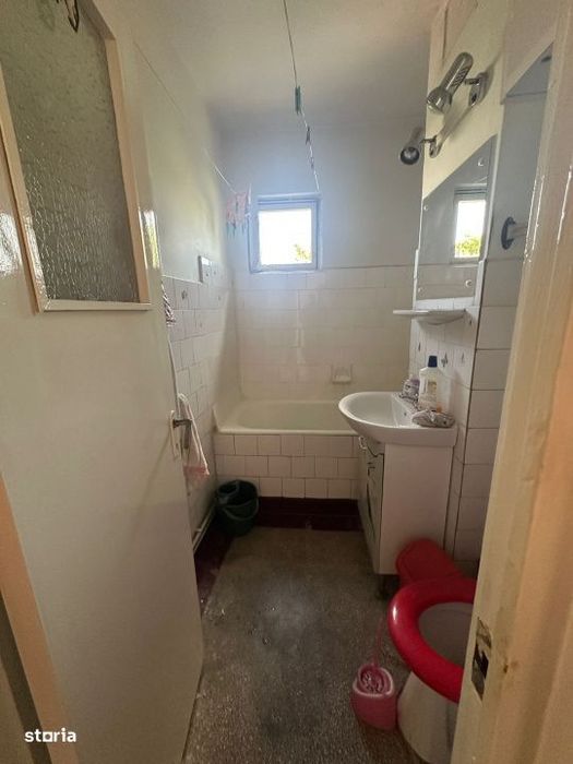 - Apartament 3 camere confort 1, zona Obor, etaj 3.