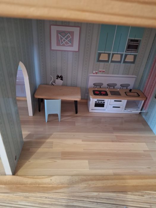 Дървена къща за кукли