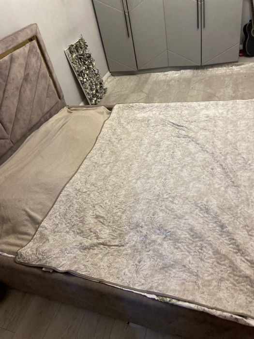 Двухспальная кровать без матраса