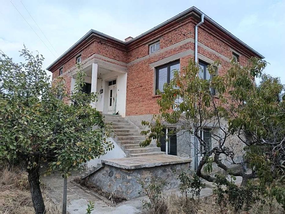 Масивна двуетажна къща в село Младиново