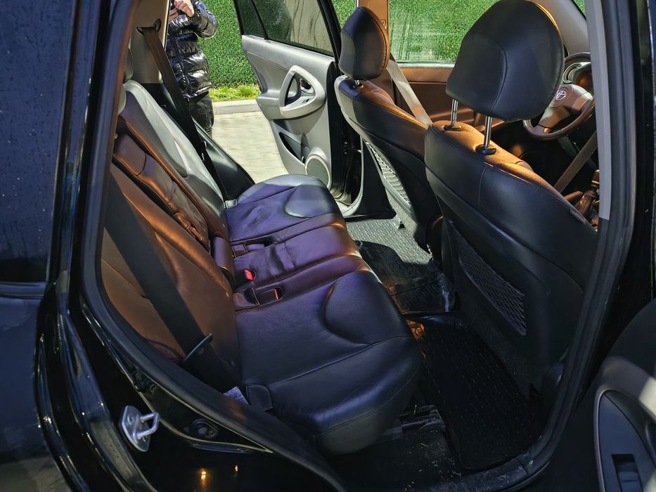 Toyota RAV-4 din anul 2008 Star Stop , 4x4 la buton  , cârlig de remor