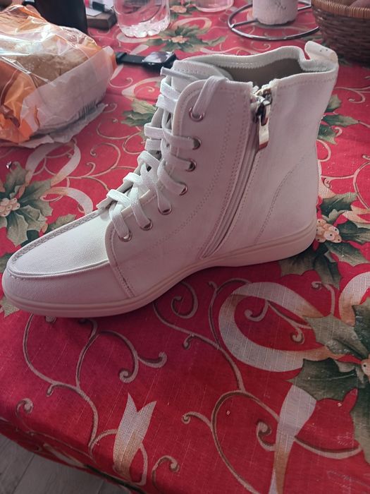 Продавам дамски бели боти  30 лева нови