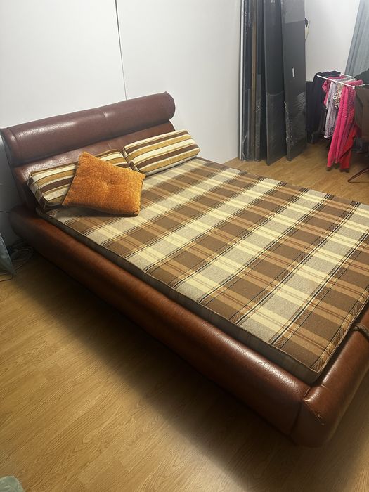 De vinzare pat tapitat cu piele maro