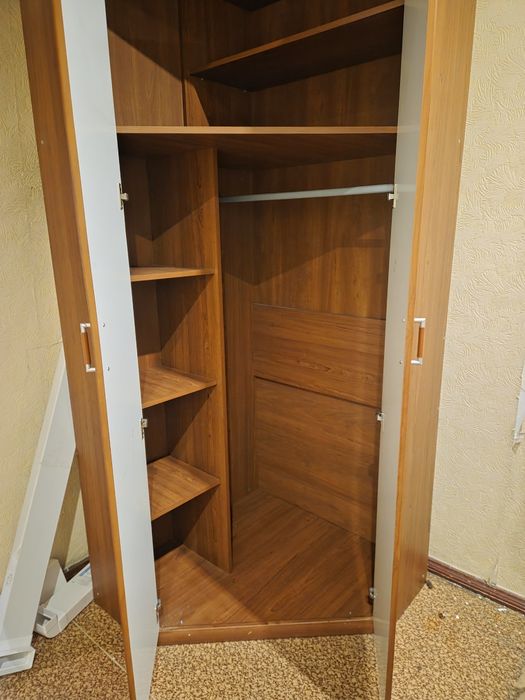 Продам угловой шкаф