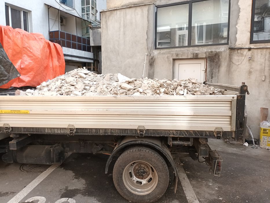 Transport moloz în saci sau vărsat