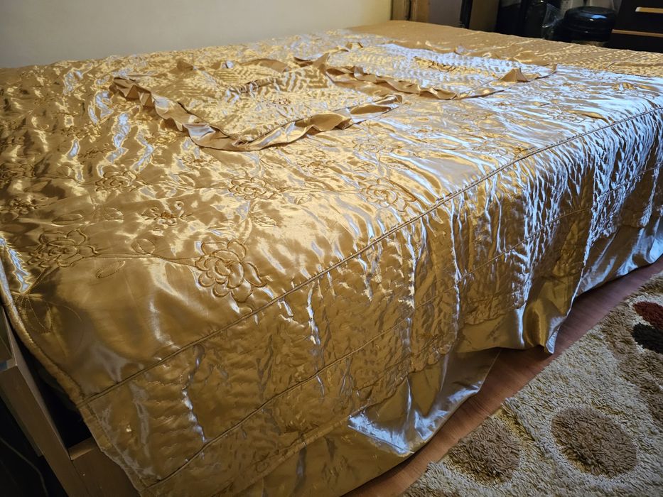 covertura pat asternut cearceaf auriu cu 2 fete de perna