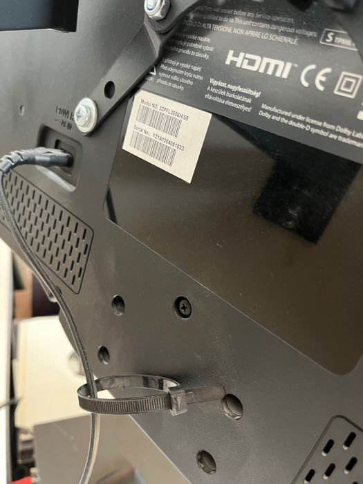 Телевизор Philips 32" и стойка за стена