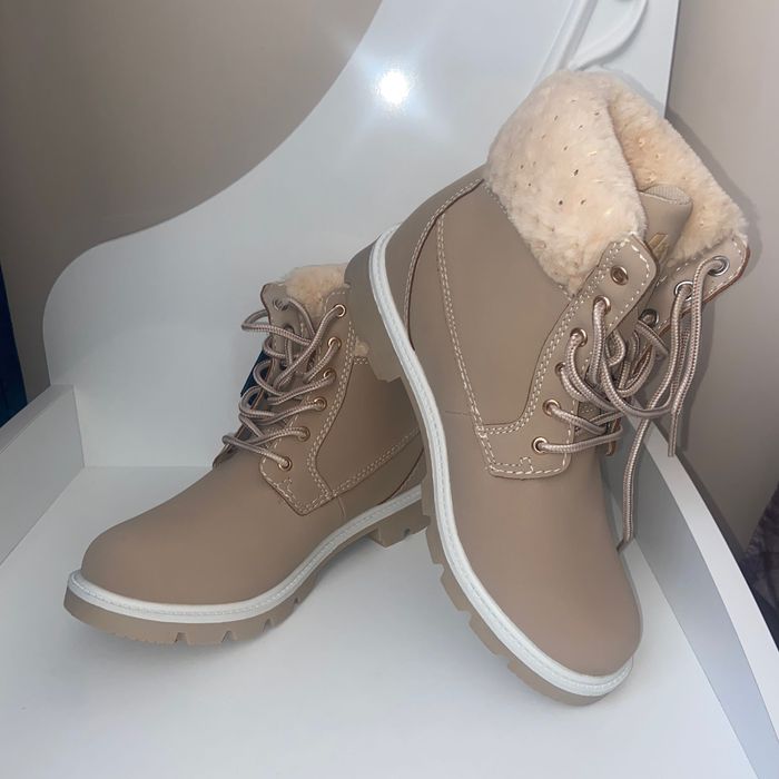 Нови топли подплатени боти с кожичка - Deichmann