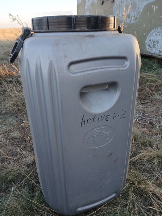 Фляга аллюминиевая и ёмкость для воды.