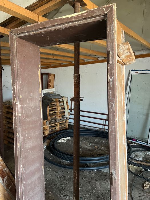 Дървена врата с каса