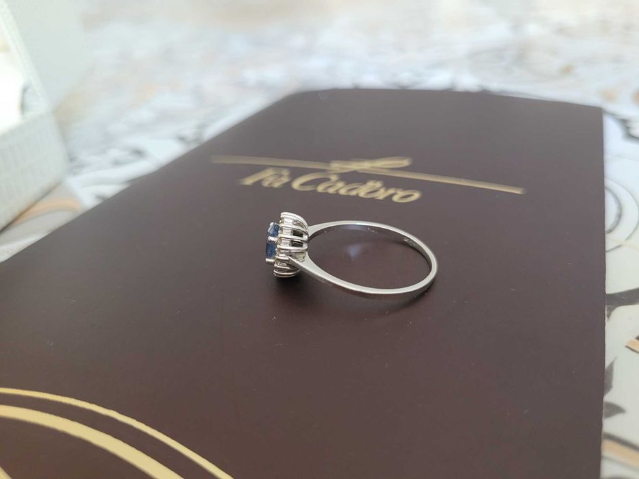 Inel de logodna cu safir si diamante, din aur alb