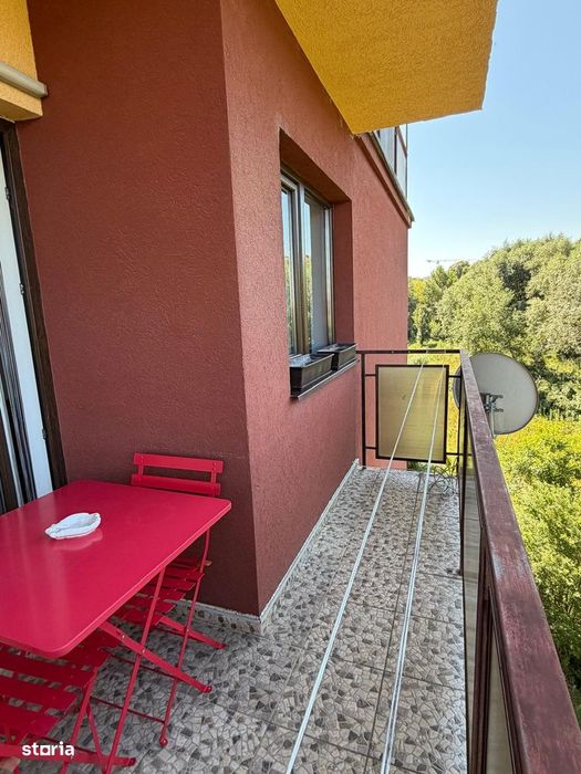 Apartament cu 2 camere, balcon deasupra pârâului și vedere spre pădure