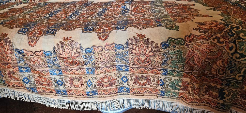 Ретро кувертюра, покривало за легло с бродерия и ресни