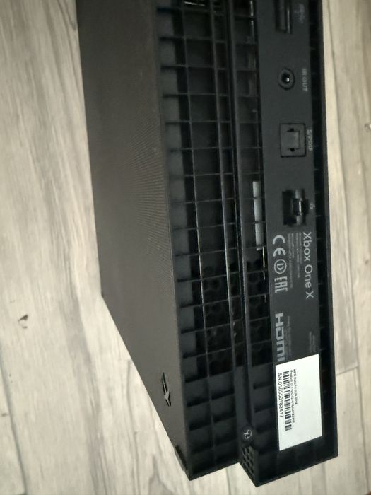 Продам X box one x,не работает.