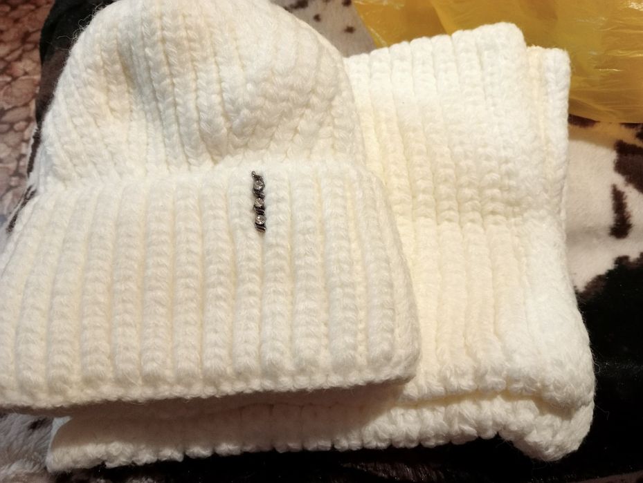 Продам комплект шапка с шарфом