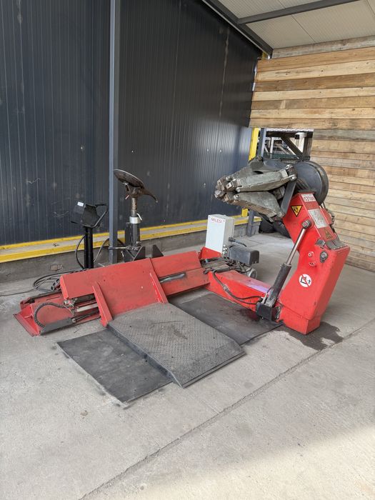 Vând mașină profesională de dejantat/montat anvelope John Bean T8058 WL – Heavy Duty